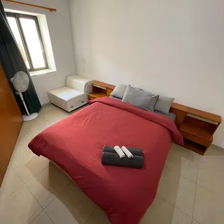 3br With Terrace And 1 Min To Sea